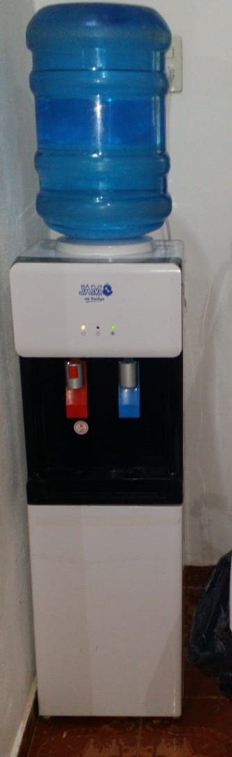 Dispensador de agua JAM con 4 bidones