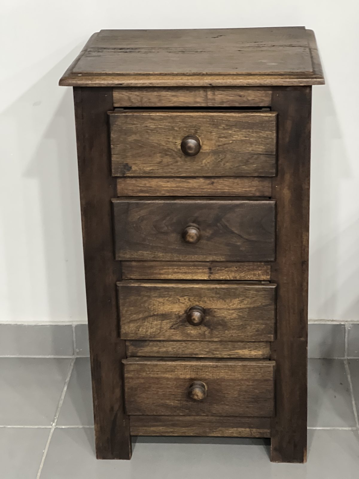 Cajonera angosta de madera rústica